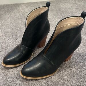 Black ankle booties! Great condition! Size 8